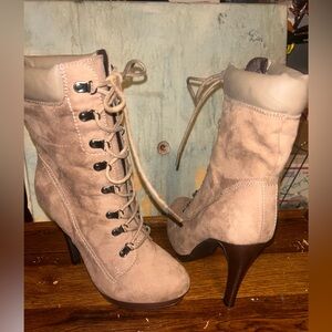 Stylish Tan Lace-Up Women's Boots size 7